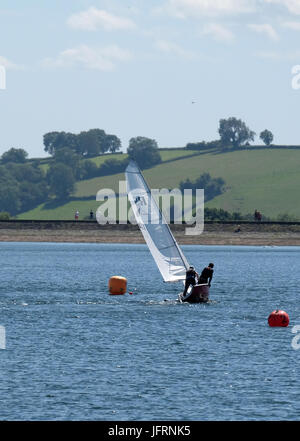 2 Luglio 2017 - Piccolo squallido vela sul serbatoio in Cheddar, Somerset, Inghilterra. Foto Stock