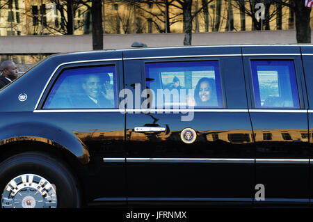 Il presidente Barack Obama e la sua figlia, Sasha, wave alla folla da dentro la limousine presidenziale come si fa strada la Pennsylvania Avenue per il 2009 presidenziale Parata inaugurale a Washington, 20 gennaio, 2009. DoD foto di comunicazione di massa Specialist 1a classe Mark O'DDonald, U.S. Navy Foto Stock