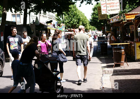 Mainz, Germania - 26 Giugno 2017: famiglie e visitatori al Festival di Magonza Johannes notte vai a snack bar su Giugno 26, 2017 a Mainz. Foto Stock