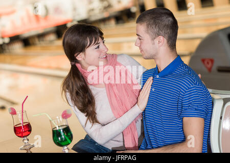 Dating giovane potrete gustare un drink presso il bowling Foto Stock