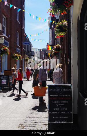 Gandy Street nel centro di Exeter, viale indipendente per lo shopping. Devon, Regno Unito. Luglio 2017. Foto Stock