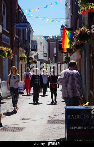 Gandy Street nel centro di Exeter, viale indipendente per lo shopping. Devon, Regno Unito. Luglio 2017. Foto Stock