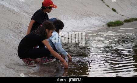 I bambini si giochano sul lago Foto Stock