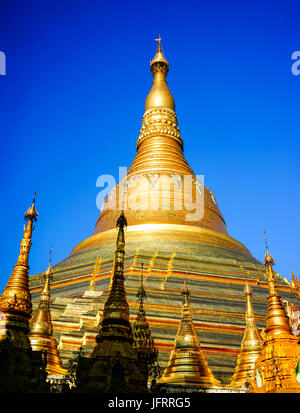 Stupa dorato di Shwedagon pagoda a sunrise di Yangon, Myanmar. Pagoda di Shwedagon Paya o è il più grande e il più imponente Pagoda in Myanmar. Foto Stock