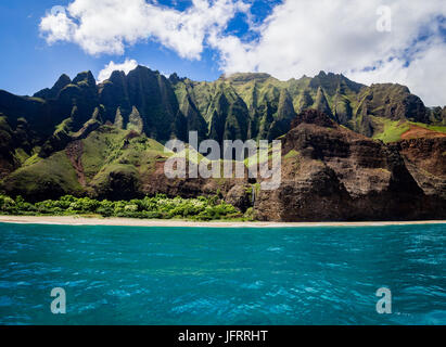 Vista di Honopu, Costa Napali da barca, Kauai, Hawaii, USA, soleggiata giornata estiva Foto Stock