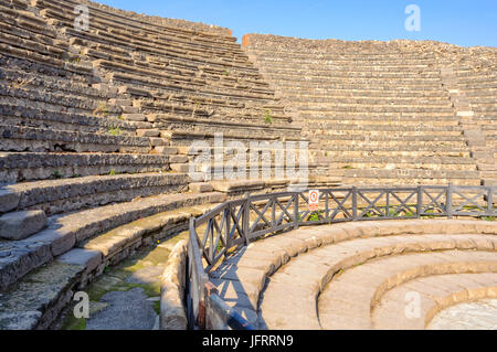 Gradini in pietra nel piccolo teatro (Teatro Piccolo) di Pompei - Campania, Italia Foto Stock