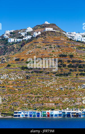 Klima e Plaka villaggi sulla costa di Isola di Milos come visto dal traghetto. Foto Stock