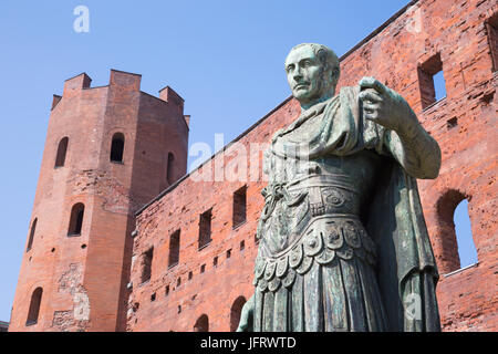 Torino - La statua di Cesare e la Porta Palatina. Foto Stock