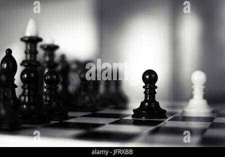 In bianco e nero a scacchi sulla scacchiera. Foto Stock