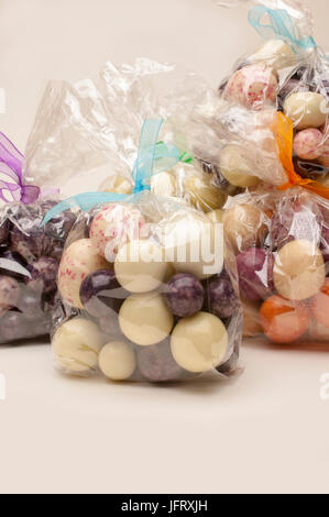Cioccolatini assortiti fatti a mano in sacchetti di cellophane trasparenti Foto Stock