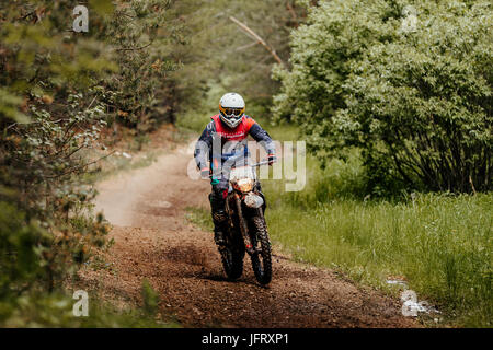 Enduro atleta sulla bike nel bosco durante la prova Ural Cup di Enduro Foto Stock