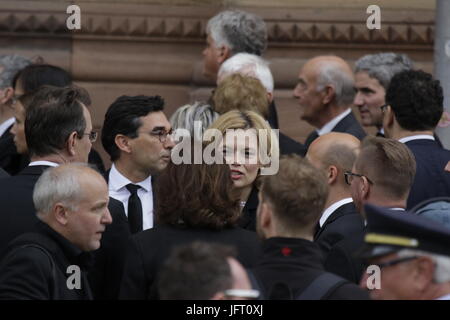 Speyer, Germania. 01 Luglio, 2017. Julia Klockner (centro), la sedia donna della CDU in Renania Palatinato, arriva alla Cattedrale di Speyer. Una messa funebre per l'ex cancelliere tedesco Helmut Kohl si è tenuta nella Cattedrale di Speyer. era frequentato da oltre mille gli ospiti invitati e diverse migliaia di persone hanno seguito la Messa fuori della cattedrale. Credito: Michael Debets/Pacific Press/Alamy Live News Foto Stock