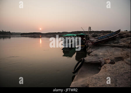 Longtail boat, ormeggio a sabbia Sam Pan Bok Grand Canyon del Fiume Maekhong, nord-est della Thailandia Foto Stock