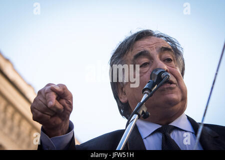 Roma, Italia. 01 Luglio, 2017. Leoluca Orlando durante la manifestazione organizzata dal gruppo "insieme" (insieme), una nuova coalizione di sinistra-centro parti nel centro di Roma. L'obiettivo della coalizione "Insieme" è di costruire il dialogo, autonoma dal Partito Democratico leader Matteo Renzi, ma anche di parlare con gli elettori e per dare la progressiva elettori un riferimento. Credito: Andrea Ronchini/PacificPress/Alamy Live News Foto Stock