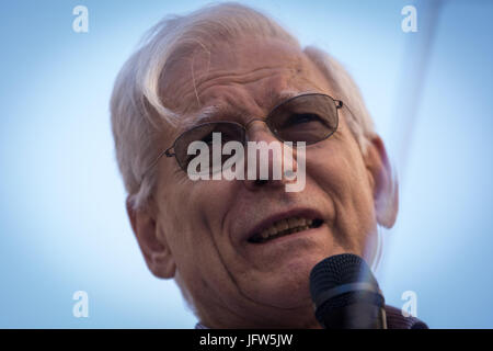 Roma, Italia. 01 Luglio, 2017. Valerio Onida durante la manifestazione organizzata dal gruppo "insieme" (insieme), una nuova coalizione di sinistra-centro parti nel centro di Roma. L'obiettivo della coalizione "Insieme" è di costruire il dialogo, autonoma dal Partito Democratico leader Matteo Renzi, ma anche di parlare con gli elettori e per dare la progressiva elettori un riferimento. Credito: Andrea Ronchini/PacificPress/Alamy Live News Foto Stock