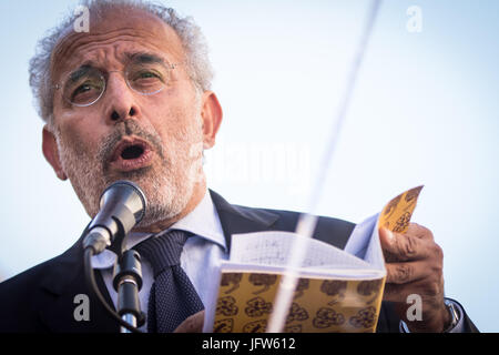 Roma, Italia. 01 Luglio, 2017. Gad Lerner durante la manifestazione organizzata dal gruppo "insieme" (insieme), una nuova coalizione di sinistra-centro parti nel centro di Roma. L'obiettivo della coalizione "Insieme" è di costruire il dialogo, autonoma dal Partito Democratico leader Matteo Renzi, ma anche di parlare con gli elettori e per dare la progressiva elettori un riferimento. Credito: Andrea Ronchini/PacificPress/Alamy Live News Foto Stock