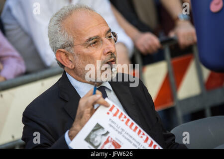 Roma, Italia. 01 Luglio, 2017. Gad Lerner durante la manifestazione organizzata dal gruppo "insieme" (insieme), una nuova coalizione di sinistra-centro parti nel centro di Roma. L'obiettivo della coalizione "Insieme" è di costruire il dialogo, autonoma dal Partito Democratico leader Matteo Renzi, ma anche di parlare con gli elettori e per dare la progressiva elettori un riferimento. Credito: Andrea Ronchini/PacificPress/Alamy Live News Foto Stock