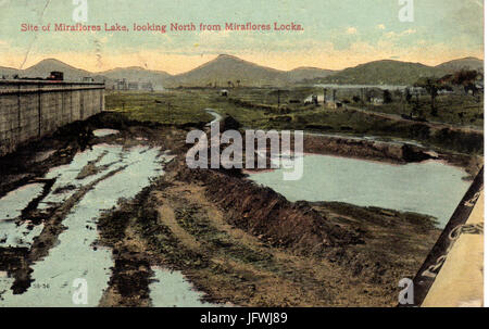 Una fotografia storica o un'opera d'arte raffigurante la costruzione del Canale di Panama, una significativa impresa ingegneristica che ha trasformato il commercio globale e i trasporti all'inizio del XX secolo. Foto Stock
