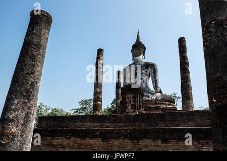 Antica pagoda al Sukhothai Historical Park, Mahatat tempio, Sukhothai Historical Park, Thailandia Foto Stock