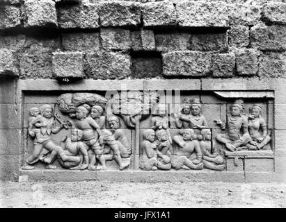 COLLECTIE TROPENMUSEUM Reliëf O 25 op de verborgen voet van de Borobudur TMnr 10015763 Foto Stock