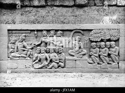 COLLECTIE TROPENMUSEUM Reliëf O 42 op de verborgen voet van de Borobudur TMnr 10015780 Foto Stock