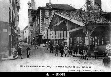 Beaurepaire, la halle et rue de la République, 1908, p21 L Isère les 533 comuni - cliché C D, Blanchard éditeur à Vienne Foto Stock