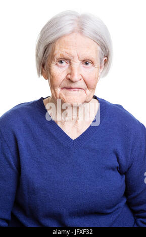 Ritratto di sorridere senior lady su sfondo bianco Foto Stock