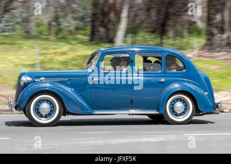 L'annata 1928 Austin Brooklands Cup Tourer la guida su strade di campagna vicino alla città di Birdwood, Sud Australia. Foto Stock