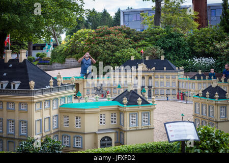 A Billund, Danimarca - 27 Luglio 2017: Amalienborg palazzo reale fatta di mattoncini lego, royalty residence. Persone ammirando la città di Lego a Legoland in Danimarca Foto Stock