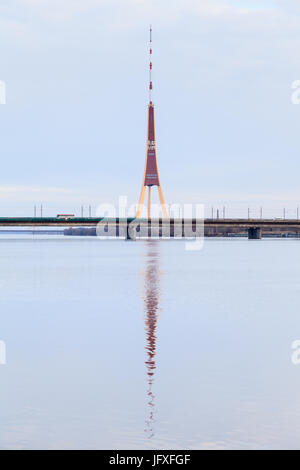 La radio e la tv tower a Riga la capitale della Lettonia, è stato completato nel 1986 e a 368m è la terza più alta torre in tutta l'Europa. Foto Stock