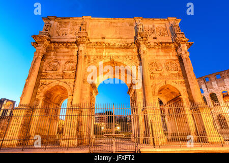 L'Arco di Costantino vicino al Colosseo a Roma, Italia Foto Stock