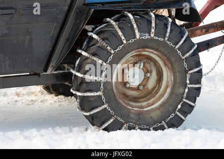 Ruota auto con catene per la pervietà Foto Stock