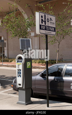 Pagare per parcheggiare metro alimentato dalla cella solare a Tampa FL USA Foto Stock