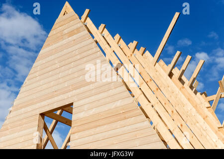Le travi a vista del tetto della nuova casa in legno in costruzione Foto Stock