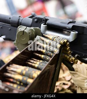 Primo piano di una cintura di munizioni per una mitragliatrice alimentata a cinghia in mostra all'Armed Forces Day 2017 nel Banbury Town Center Foto Stock