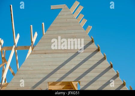 Le travi a vista del tetto della nuova casa in legno in costruzione Foto Stock