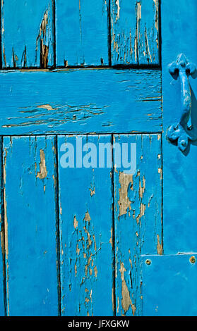 Blue sfald vernice sulla porta di legno Foto Stock