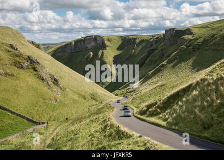 Auto passando per la ripida e stretta strada a Winnats Pass, Castleton, Derbyshire. Foto Stock