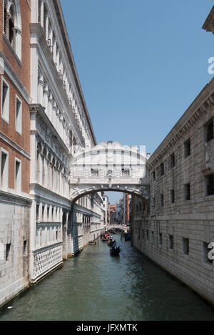 Il Ponte dei Sospiri - un racchiuso in calcare bianco ponte nella città italiana di Venezia Foto Stock