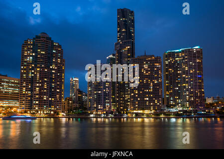 Brisbane skyline della città dopo il tramonto. Queensland. Australia. Foto Stock