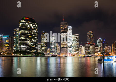 Brisbane skyline della città dopo il tramonto. Queensland. Australia. Foto Stock