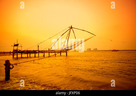 Bel tramonto scena di Kochi fishnets cinese, Kerala. Fort Kochin, Kochi, Kerala, India del sud Foto Stock
