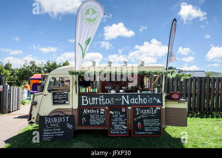 Un carrello di cibo che serve burrito vegetariano e Nachos a un festival. Foto Stock