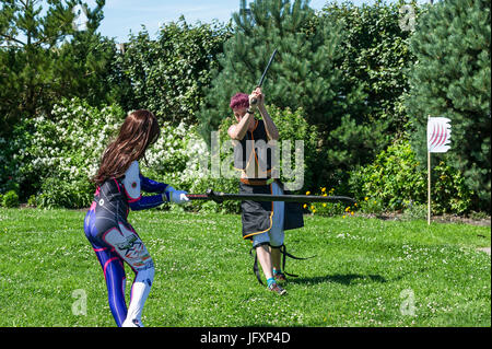 Due ventole cosplay scontrarsi con le spade. I fan dei fumetti, gli appassionati di cinema e cosplay fan di tutte le età si riuniranno presso il Heartlands in Cornovaglia per Geekfest 3.0 Foto Stock