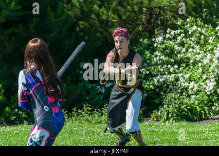 Due ventole cosplay scontrarsi con le spade. I fan dei fumetti, gli appassionati di cinema e cosplay fan di tutte le età si riuniranno presso il Heartlands in Cornovaglia per Geekfest 3.0 Foto Stock