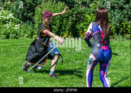 Due ventole cosplay scontrarsi con le spade. I fan dei fumetti, gli appassionati di cinema e cosplay fan di tutte le età si riuniranno presso il Heartlands in Cornovaglia per Geekfest 3.0 Foto Stock