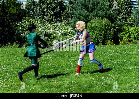 Due ventole cosplay scontrarsi con le spade. I fan dei fumetti, gli appassionati di cinema e cosplay fan di tutte le età si riuniranno presso il Heartlands in Cornovaglia per Geekfest 3.0 Foto Stock