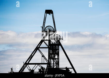 Una silhouette di un copricapo di nuovo cuoco cucina albero a South Crofty miniera, piscina, Cornwall. Foto Stock