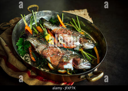 trota al forno Foto Stock