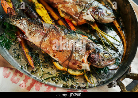 trota al forno Foto Stock